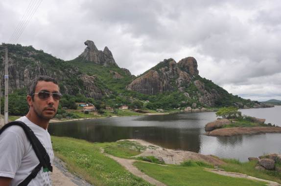 Pedra da Galinha Choca e Açude do Cedro, em Quixadá, no sertão do Ceará